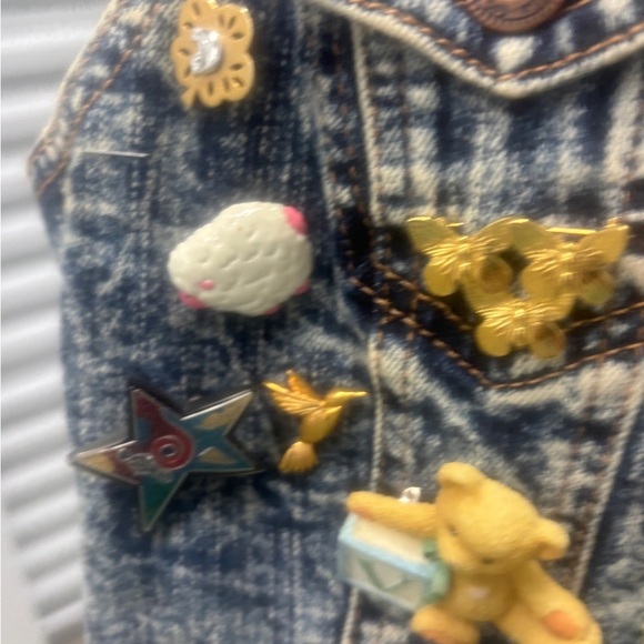 🦋 GJG Los Angeles Vintage Denim Vest w/ Collectible Pins – Size S - Picture 6 of 8